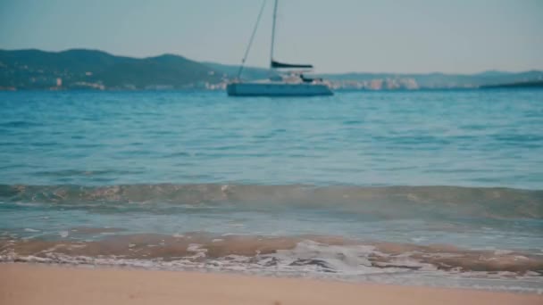 Segelbåt på stranden Cala Bassa — Stockvideo