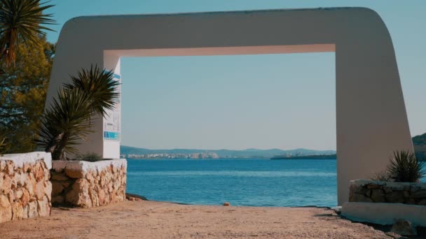 Groot gat leidt naar prachtig strand — Stockvideo