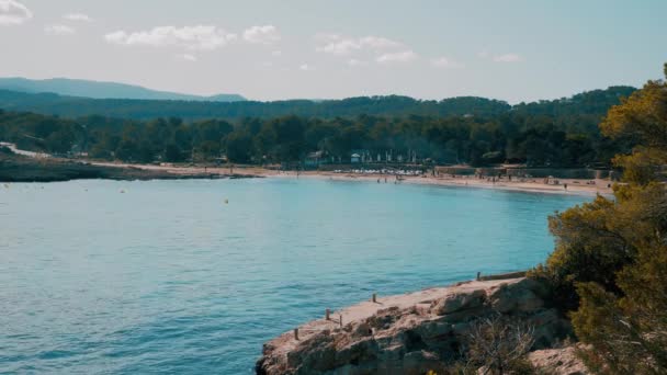 Strand van Cala bassa van ver weg — Stockvideo