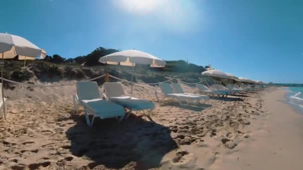 Caminar por tumbonas preparadas para turistas en la playa paradisíaca — Vídeo de stock