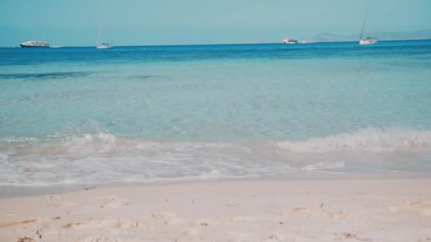 Райський пляж з бірюзовою морською водою — стокове відео