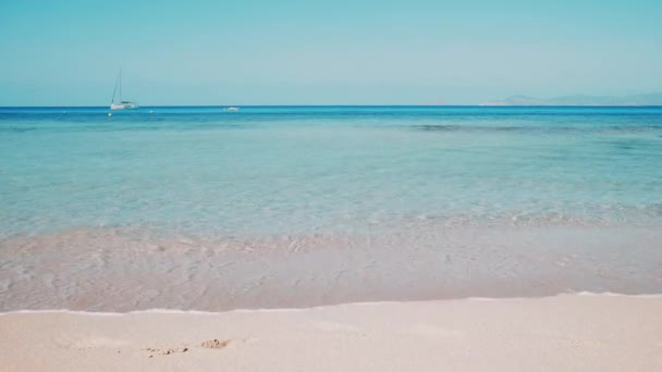 Paradiesischer Strand mit klarem Meerwasser — Stockvideo