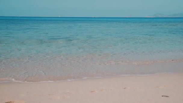 Agua de mar cristalina en una playa paradisíaca — Vídeos de Stock