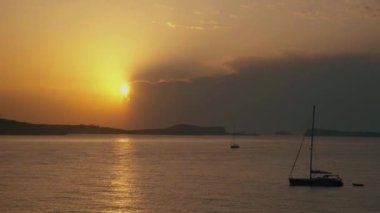Güneş İbiza İspanya 'da batıyor.