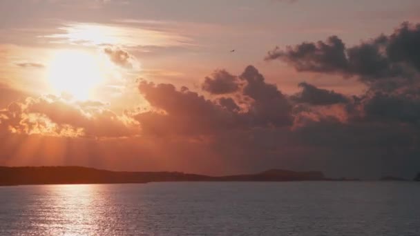 Günbatımı zamanı İbiza bulutların arkasında — Stok video