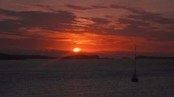 Pintoresca puesta de sol en la isla de Ibiza — Vídeo de stock