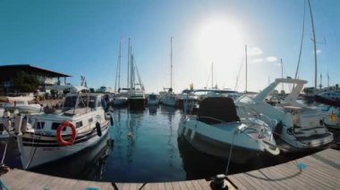 Formentera adasına küçük bir tekne yanaşıyor.