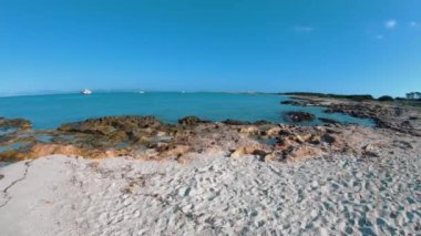 Kayalık Balearic plajında bir yürüyüş