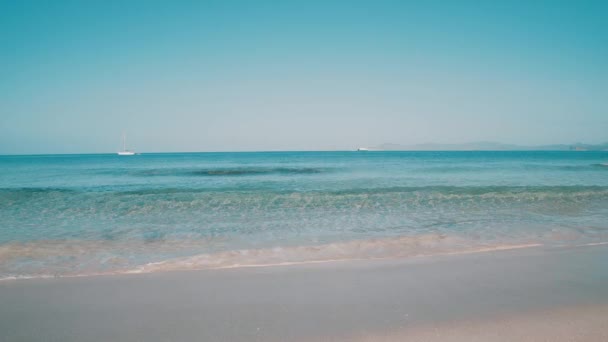 Идилический пляж, омываемый чистыми волнами — стоковое видео