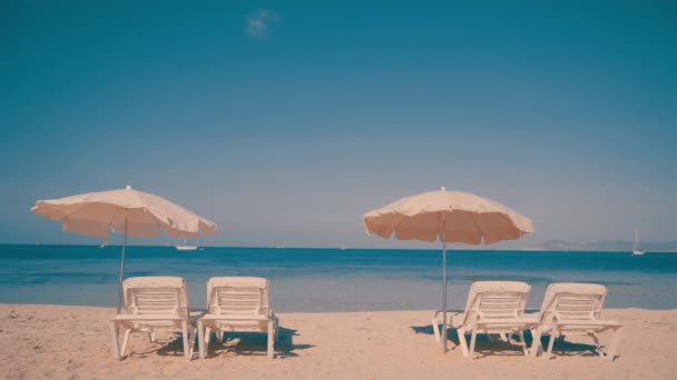 Ξαπλώστρες προετοιμασμένες για τους τουρίστες στο θέρετρο παραλία — Αρχείο Βίντεο