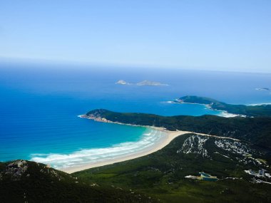 Dağın tepesinden güzel bir sahil.