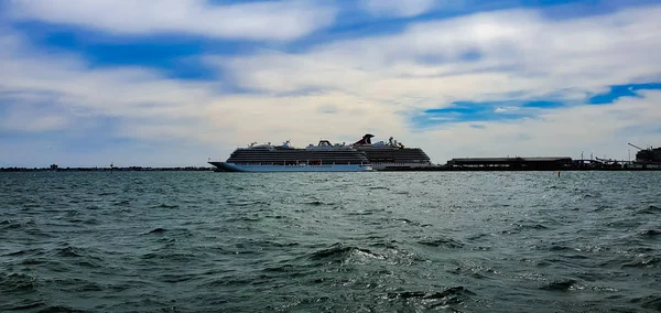 Hermoso Crucero Mar Desde Una Playa — Foto de Stock