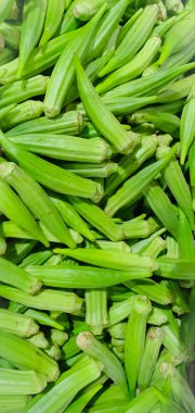 sebze pazarında satılacak yeşil taze bamya