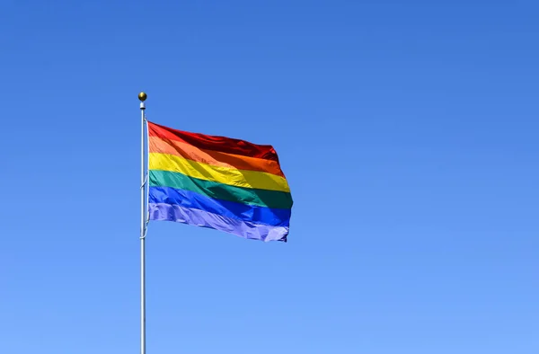 Bandeira do arco-íris com céu bonito — Fotografia de Stock