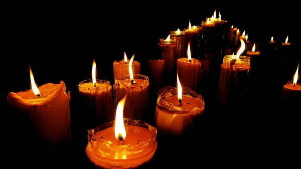 Candle light in dark temple — Stock Photo, Image