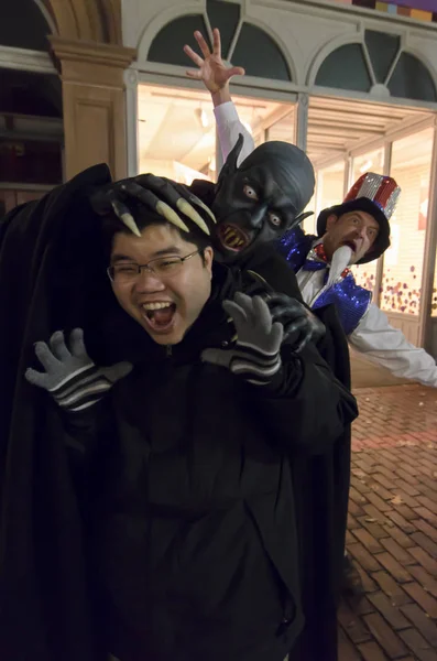 Cadılar Bayramı gecesi, Salem, anne, bize