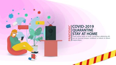 Pankart, maskeli küçük insanlar, bir sandalyede oturup TV izliyorlar, karantinada, COVID-2019 molekülleri arasında, 2019-nCoV virüsü, yassı vektör çizimi