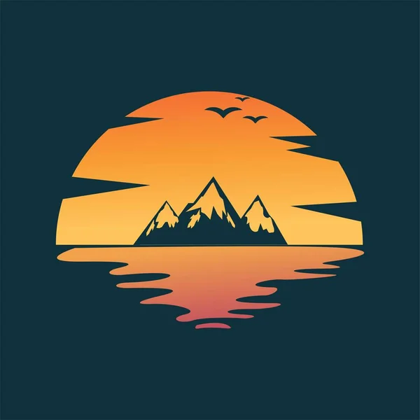Berg Bei Sonnenuntergang Logo Vorlage Design Vektor — Stockvektor