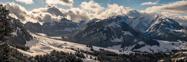 Maravillosa caminata de invierno desde el restaurante Eggli sobre la esponja Forstseeli y Diepoldsauer hasta el Faehnerenspitz en la Tierra Appenzeller en Suiza —  Fotos de Stock