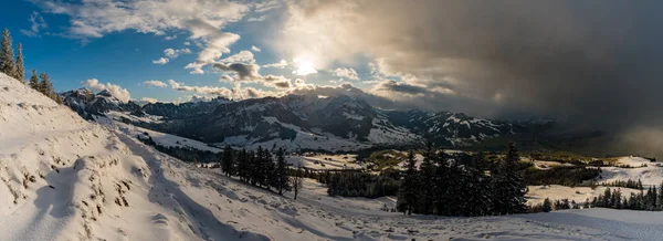 Wonderful winter hike from Restaurant Eggli over the Forstseeli and Diepoldsauer sponge to the Faehnerenspitz in the Appenzeller Land in Switzerland — 스톡 사진