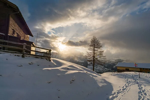 Maravilhosa caminhada de inverno do Restaurante Eggli sobre a esponja Forstseeli e Diepoldsauer para o Faehnerenspitz na Terra Appenzeller, na Suíça — Fotografia de Stock