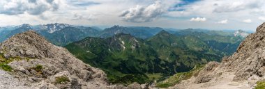 Allgaeu Alplerindeki Great Widderstein 'da dağ yürüyüşü.