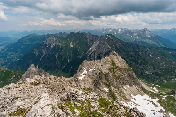 Caminhada de montanha no Grande Widderstein nos Alpes de Allgaeu — Fotografia de Stock