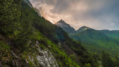 Allgaeu Alplerindeki Great Widderstein 'da dağ yürüyüşü.