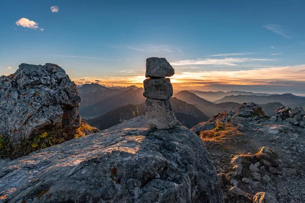 Coucher de soleil sur la montagne — Photo