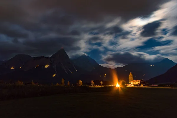 Feu traditionnel de montagne à la Tiroler Zugspitz Arena — Photo