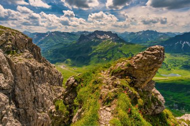 Kayalık bir çıkıntıdan panoramik görünüm