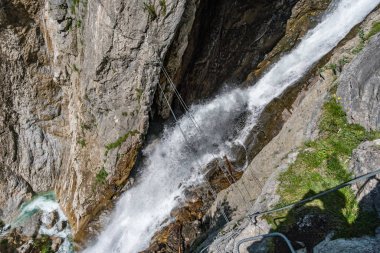 Avusturya 'daki şelalede ferrata ile.