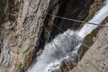 Avusturya 'daki şelalede ferrata ile.