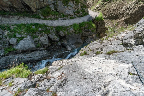 Via ferrata vid vattenfallet i Österrike — Stockfoto