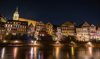 Tubingen 'in tarihi şehrinde gece hayatı