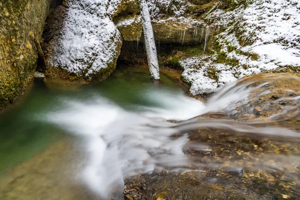 この地域のハイキングで美しい氷のようなScheidger滝 — ストック写真