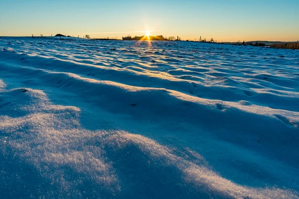 美丽雪白的冬季仙境森林中的阳光给人的印象 — 图库照片