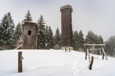 Karla kaplı Allgau 'daki Isny yakınlarındaki Black Ridge' e kar ayakkabısı yürüyüşü