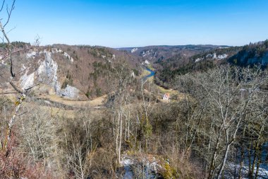 Tuna Vadisi 'ndeki güzel Tuna Vadisi' nde bahar yürüyüşü Kallenberg Kalesi yıkıntıları boyunca, Tuna Nehri üzerindeki Fridingen yakınlarındaki Bronnen Şatosu 'na.