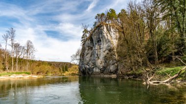 İlkbaharda Kloster-Felsenweg boyunca Inzigkofen yakınlarındaki güzel Tuna Vadisi 'nde yürüyüş.