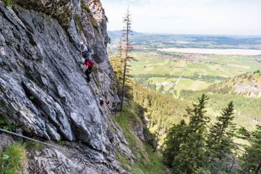 Schwangau yakınlarındaki Ammergau Alpleri 'ndeki Neuschwanstein Kalesi' ndeki Ferrata üzerinden Tegelberg 'de yürüyüş ve tırmanma.