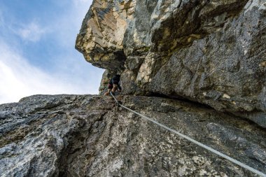 Schwangau yakınlarındaki Ammergau Alpleri 'ndeki Neuschwanstein Kalesi' ndeki Ferrata üzerinden Tegelberg 'de yürüyüş ve tırmanma.