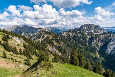 Schwangau yakınlarındaki Ammergau Alpleri 'ndeki Neuschwanstein Kalesi' ndeki Ferrata üzerinden Tegelberg 'de yürüyüş ve tırmanma.