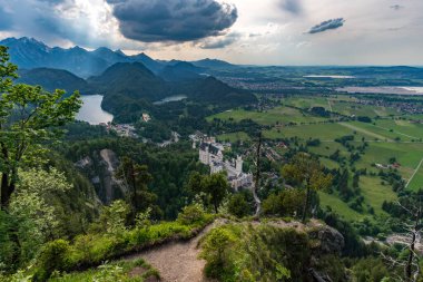 Schwangau yakınlarındaki Ammergau Alpleri 'ndeki Neuschwanstein Kalesi' ndeki Ferrata üzerinden Tegelberg 'de yürüyüş ve tırmanma.