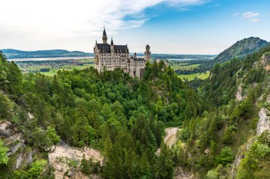 Schwangau yakınlarındaki Ammergau Alpleri 'ndeki Neuschwanstein Kalesi' ndeki Ferrata üzerinden Tegelberg 'de yürüyüş ve tırmanma.