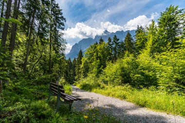 Tiran Zugspitze Arena 'daki güzel Eibsee' nin etrafında fantastik bir yürüyüş.