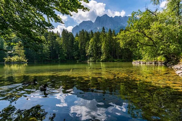 Traumhafte Rundwanderung Rund Den Schönen Eibsee Der Tiroler Zugspitzarena — Stockfoto