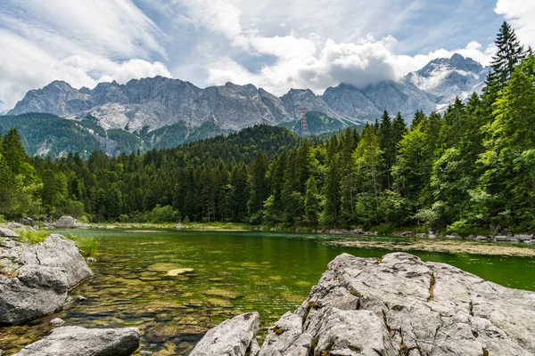 Tiran Zugspitze Arena 'daki güzel Eibsee' nin etrafında fantastik bir yürüyüş.