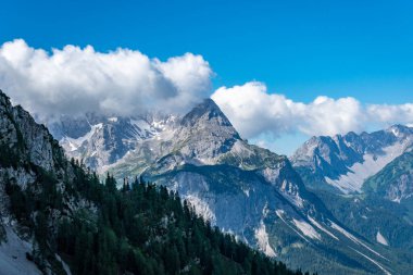 Güzel bir yürüyüş ve Almanya 'nın en yüksek dağı olan Ehrwald ve Eibsee yakınlarındaki Zugspitze' ye tırmanma.