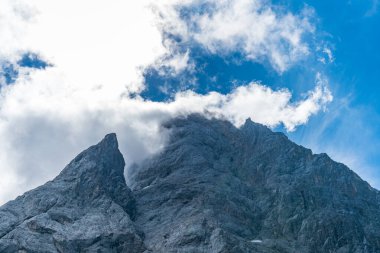 Güzel bir yürüyüş ve Almanya 'nın en yüksek dağı olan Ehrwald ve Eibsee yakınlarındaki Zugspitze' ye tırmanma.